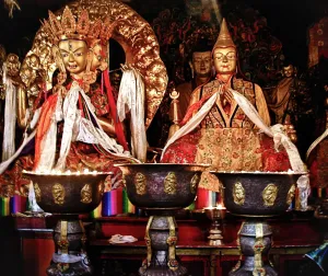 གསལ་བའི་ལྷ་སར་ཡག་འབར་མ།: Divine Illumination: Yak Candle Idols